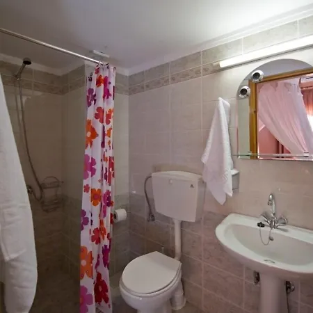 Katerina Traditional * Hriszí Aktí Haniá